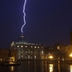 Uderzenie pioruna w krzyż na szczycie kopuły Bazyliki św. Piotra w Rzymie